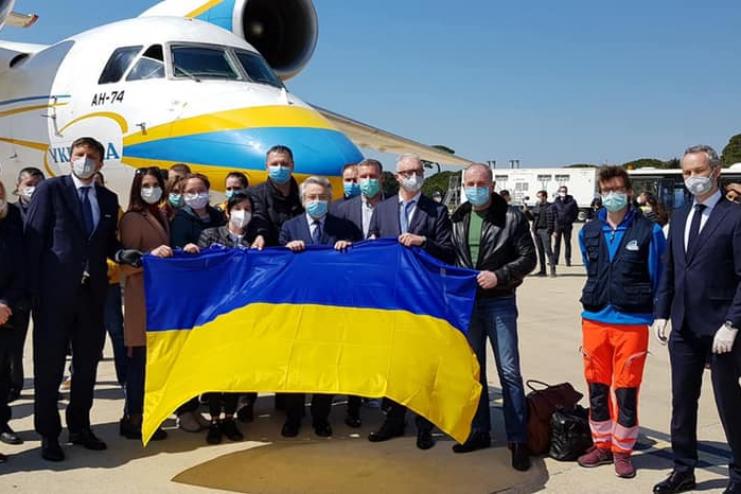 Как итальянцы отблагодарили Украину за прилет бригады украинских медиков: видео 